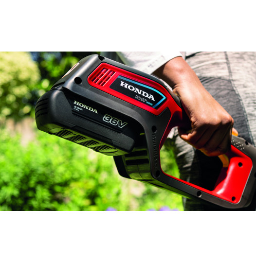 Honda-HHT36BXB-Battery-Lawn-Trimmer-lifestyle-2-526x541