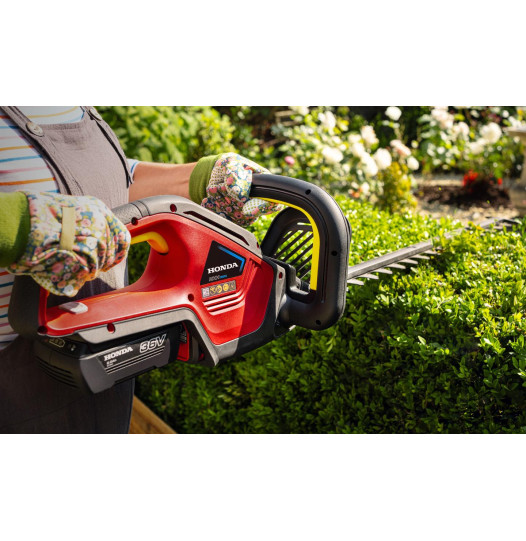 Honda_HHH36BXB_Hedge_Trimmer_Lifestyle_2-526x541