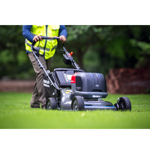 Honda-Lawn-Mower-HRC-BE-Lifestyle-Mowing-03-RGB_8_6_2025_11_49_51_PM-526x541